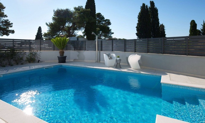 Fazana Villa | Stunning villa for 6 people with A/C, WIFI, private pool, TV and terrace