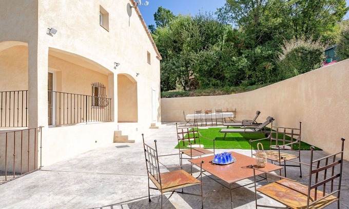 Bauduen House | Stunning villa for 8 guests with WIFI, TV, terrace and pets allowed