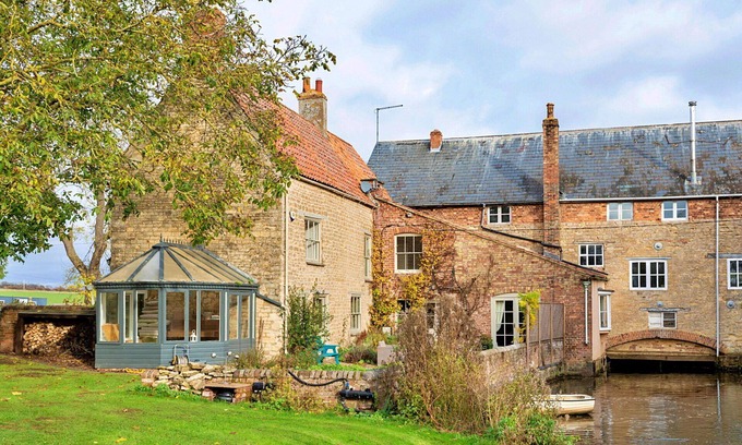 Thrapston House | Stunning villa for 8 guests with WIFI, TV, terrace and pets allowed
