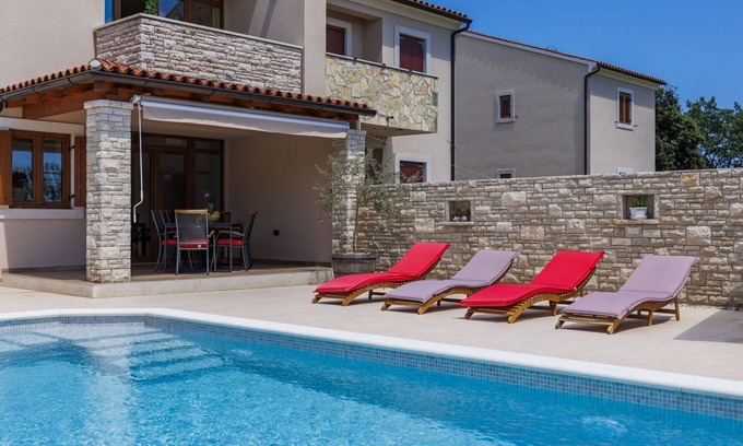 Mali Vareski House | Stunning villa for 8 people with WIFI, private pool, A/C, TV and terrace