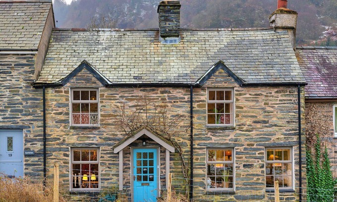 Dolwyddelan House | Stunning villa for 6 guests with WIFI and pets allowed