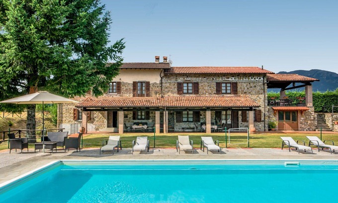 Camporgiano Villa | Stunning villa for 8 guests with WIFI, private pool, TV and pets allowed