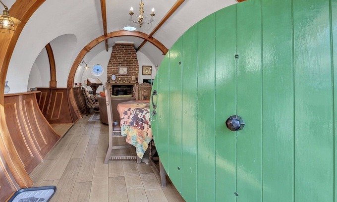 Bury St Edmunds House | Stunning villa for 4 guests with WIFI and pets allowed