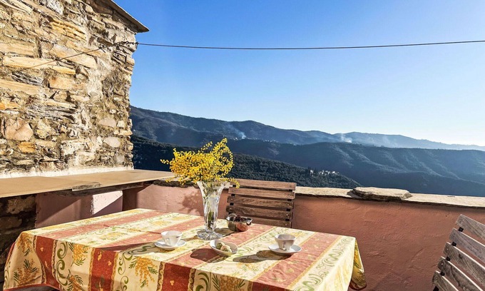 Valloria House | Stunning villa for 4 guests with WIFI, terrace and panoramic view