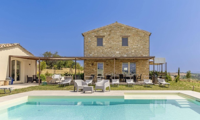 Colle San Valentino Villa | Stunning villa with pool in the hills, halfway between the sea and the mountains