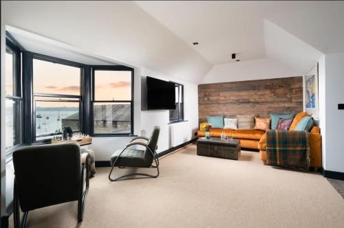 Mylor Churchtown House | Stunning Waterfront Apartment With Spectacular Views & Parking at 'CAPTAINS LOFT'