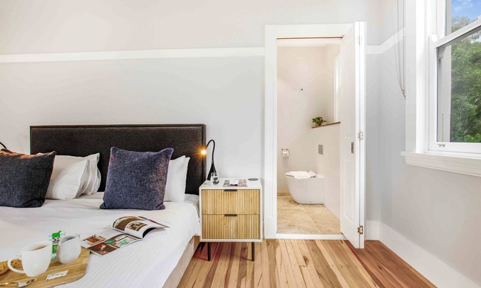 Rose Bay Apartment | Stunningly renovated Art Deco beachside 2BR apartment with views