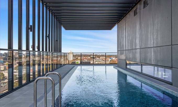 Southbank Apartment | Stylish 1-Bed with Pool Gym & Stunning Views