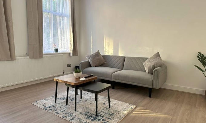 Woolwich Riverside Apartment | Stylish 1-Bedroom apartment 3 minutes from Elizabeth Line
