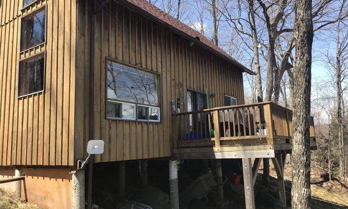 Algonquin Highlands Cottage | Stylish 2 bedroom, 2 bunkie, 1 bathroom, cottage right on Kawagama Lake.