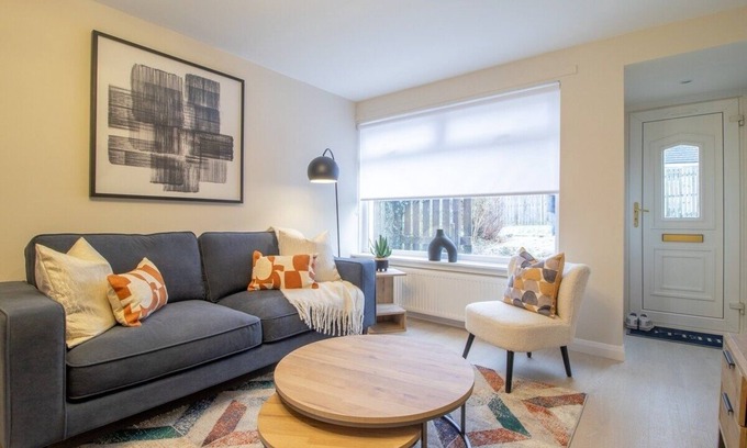 Coatbridge Apartment | Stylish 2-Bed in Coatbridge. Close to Motorways.
