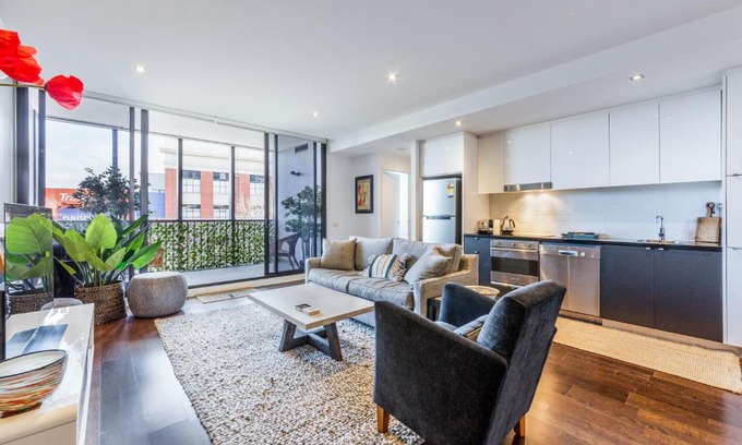 Richmond North Apartment | Stylish 2-bed 2 bath with free parking, pool, gym, wifi