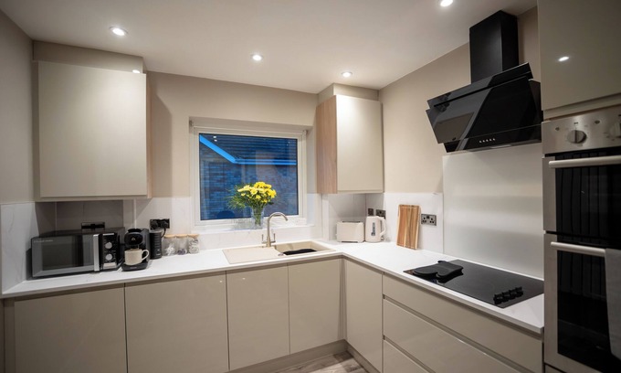 Hereford Apartment | Stylish 2-Bed Apartment with Parking & City Access