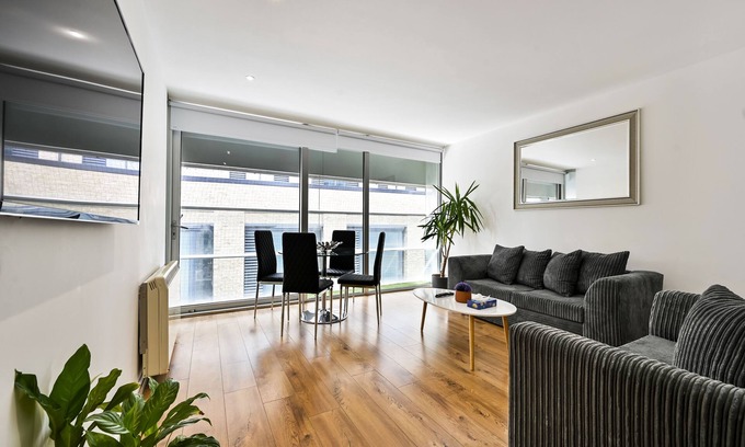 Stratford and New Town Apartment | Stylish 2-Bed Apartment, sleeps 6 in Stratford E15