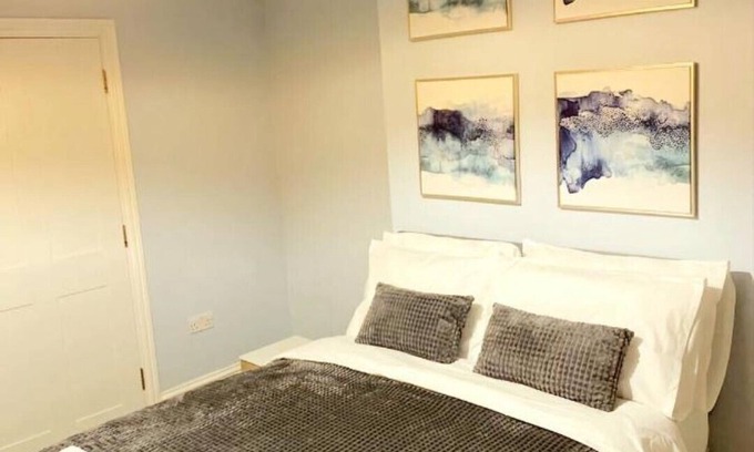 Tower Hamlets Apartment | Stylish 2 Bedroom Apartment 3 mins walk to Mile End Station