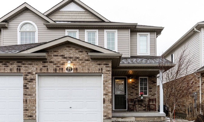 Guelph Apartment | Stylish 2-Bedroom Guest Unit for 4 people in Central Location, Affordable Rates