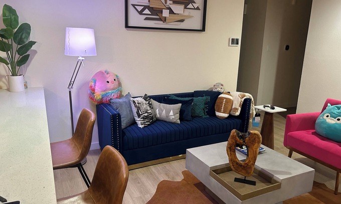 Barrington Oaks House | Stylish 2 bedroom house with office in Austin, near Domain,Apple,Downtown,Dell