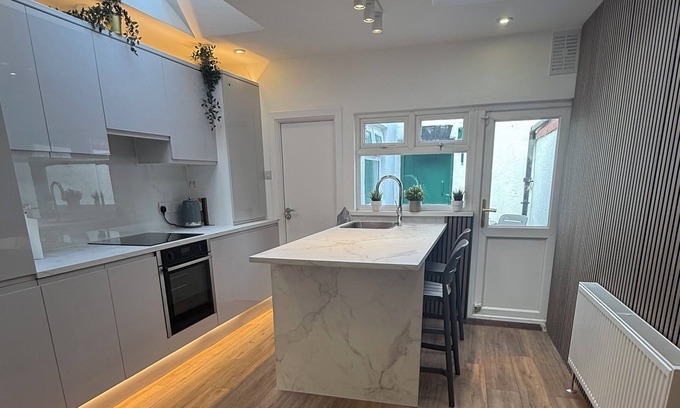 Ballsbridge House | Stylish 2-bedroom newly refurbished townhouse in Dublin