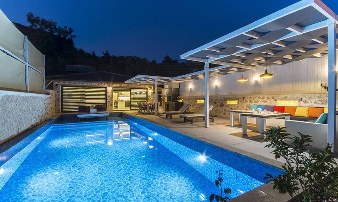 Islamlar House | Stylish 2 Bedroom Villa with Secluded Outdoor and Heated Indoor Pool, and Sauna