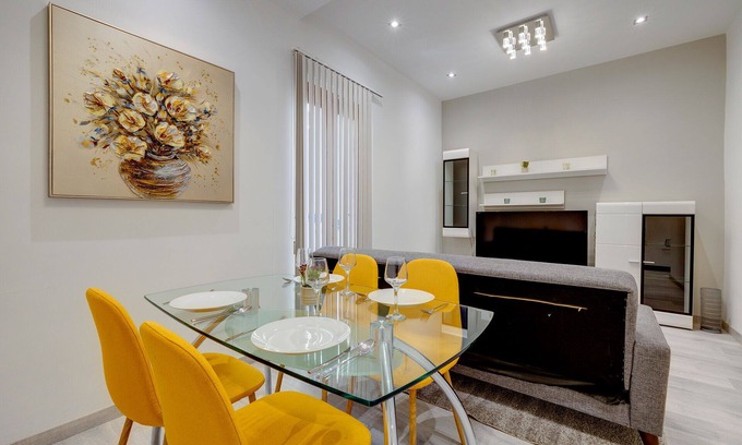 Tower Road Apartment | Stylish 2BR Apartment steps to the Promenade