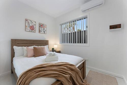 Hurstville House | Stylish 2BR Retreat | Walk to Dining & Transport