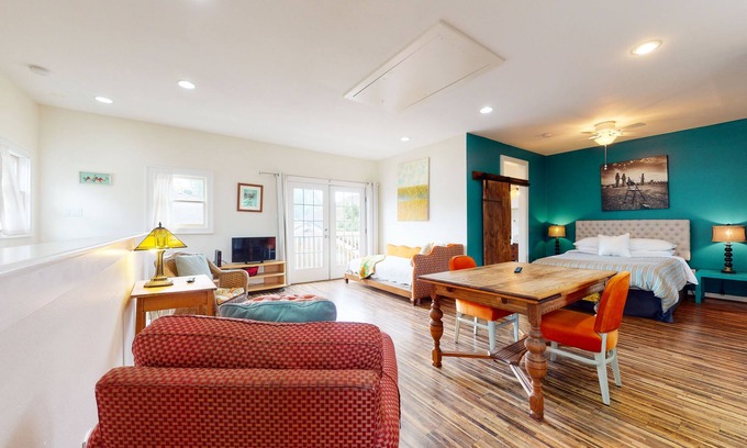Greater Heights Apartment | Stylish 2nd-floor studio with walkable locale, furnished patio, AC, washer/dryer