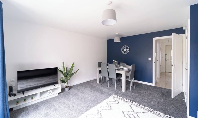 Gloucester House | Stylish 3 bed house with free parking & garden, Gloucester, Central location