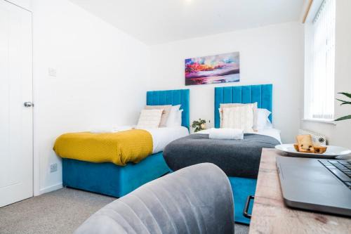 Moffat House | Stylish 3 Bedroom Home for 6 Near Tividale, Oldbury-Free Parking and WiFi, Exclusive Offers Book Quickly!