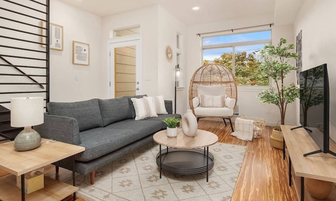 Minor House | Stylish 3 BR Capitol Hill Home With 96 Walk Score!