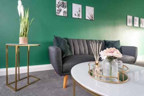 Langley Marish Apartment | Stylish 3BR Home, Sleeps 5, Contractor Stay-Friendly, Near M25, Free Parking