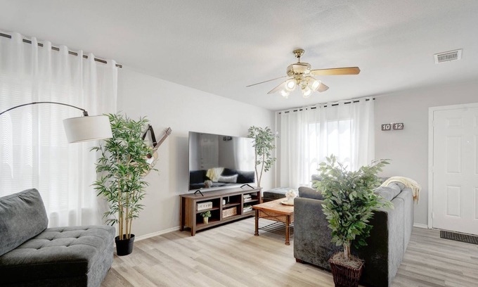 Austin House | Stylish 3BR House with Tesla charger near Tesla HQ
