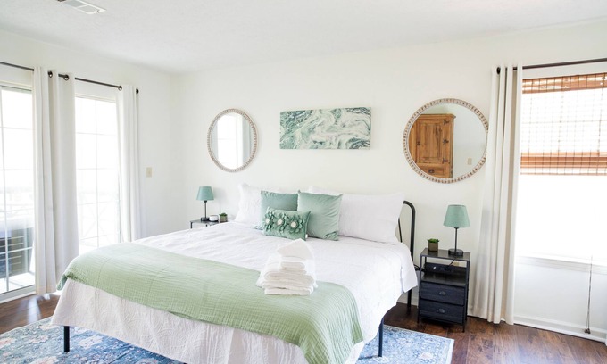 Dadeville House | Stylish 3BR Retreat on Lake Martin