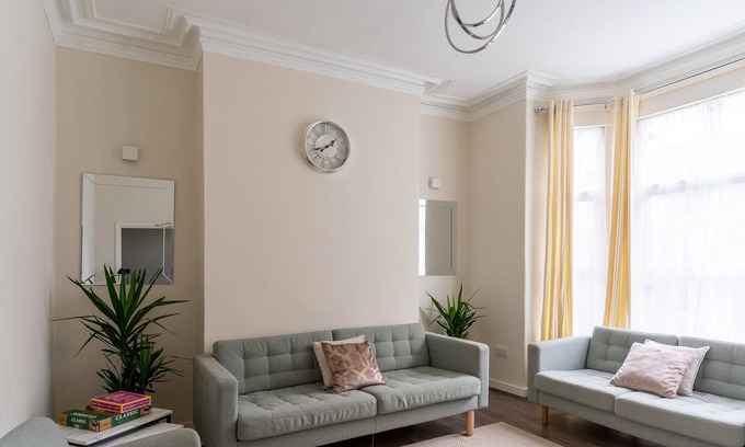 Withington Villa | Stylish 5-Bed Home with Gym and Cinema Room