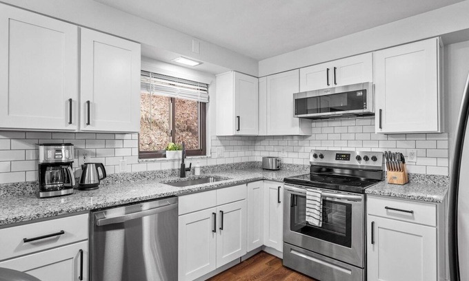 Wexford House | Stylish & Accessible 6Bd Home in Wexford/Pittsburg