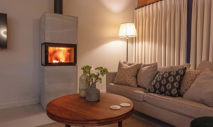 Saint-Chaffrey Apartment | Stylish and beautifully maintained three-bedroom apartment in Chantemerle.