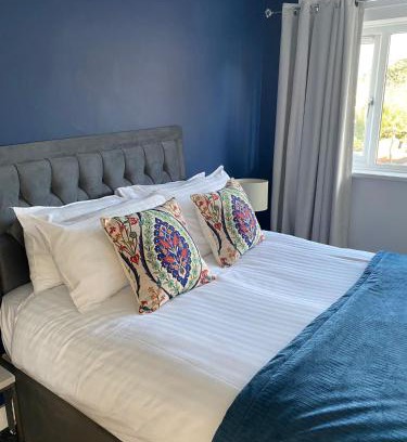 Handsworth House | Stylish and Large 3 bed house, private parking on premise, with conservatory close to KFC, McDonalds, ALDI and ASDA