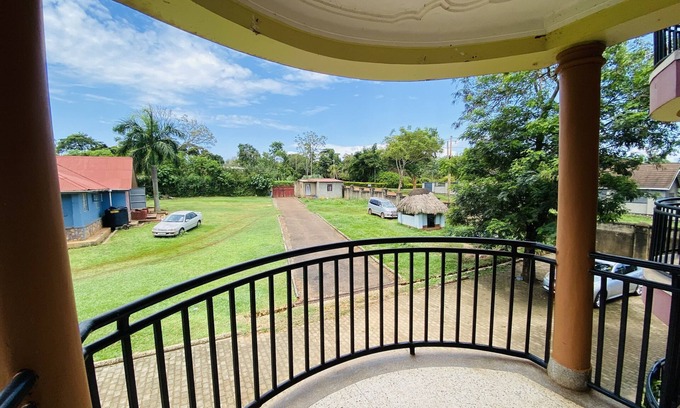 Jinja House | Stylish and spacious apartment less than 10 minutes walk from town center.
