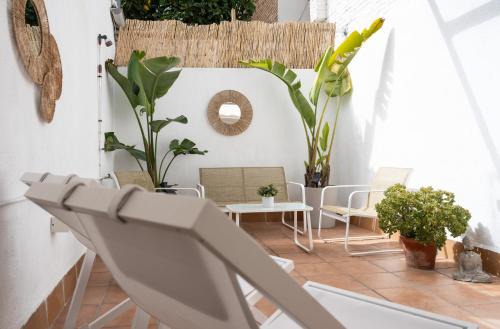 La Font de la Guatlla Apartment | Stylish Apartment with Terrace for Couple or Family