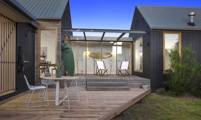 Barwon Heads House | Stylish architectural and pet-friendly home by the river
