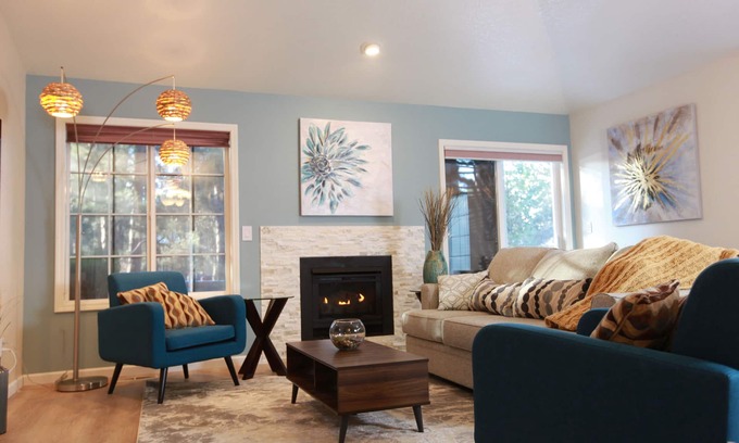 Larkspur House | Stylish Artist's Home kids/dogs friendly by trail/park/indoor pool w/EV charger