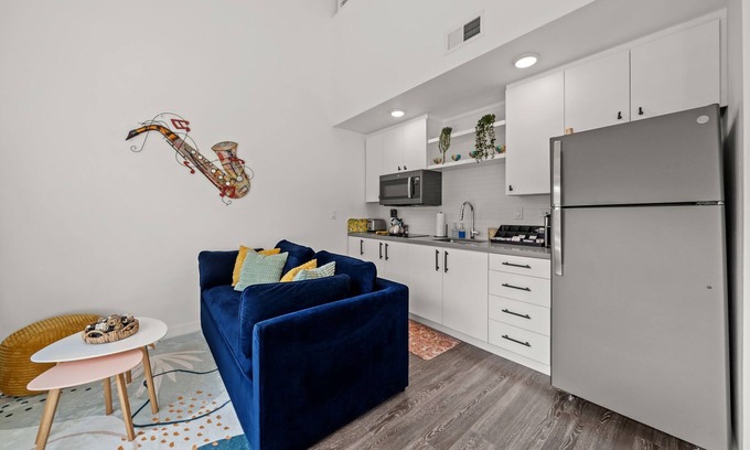 East Cesar Chavez Apartment | Stylish ATX Loft | Queen & Sofa Bed | Mins to DT