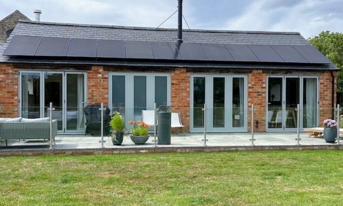 Wellingborough House | Stylish Barn Retreat in Rural Farm Location