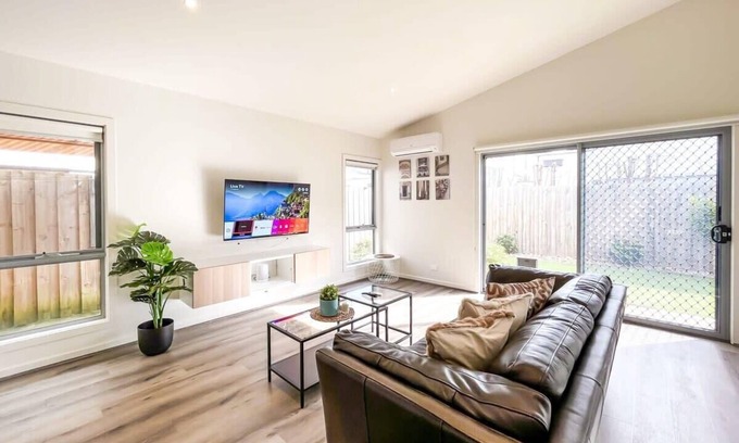 Berwick House | Stylish Berwick Home with WiFi, Smart TV, Garage