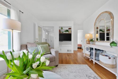 North Spokane House | Stylish & Bright 4BR - Close To Whitworth