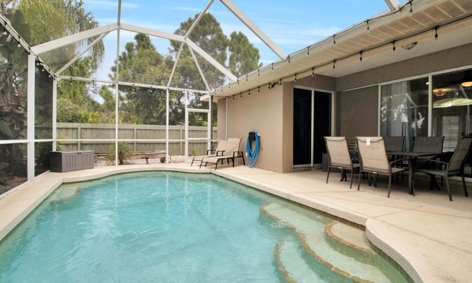 North Port House | Stylish & Bright Mins to Downtown Pool Parking