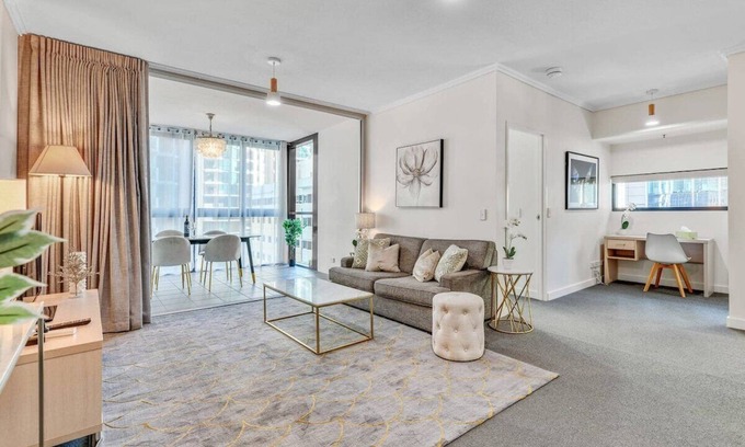 Brisbane Central Business District Apartment | Stylish Brisbane CBD Apmnt with Pool Study & Gym