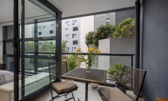 Surry Hills Apartment | Stylish CBD Surry Hills Apt w/Pool, Gym & 2 Monitor Ergonomic Chair Workstation
