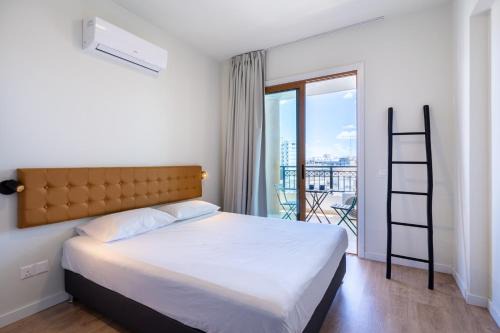 City Centre Apartment | Stylish Central Apartment City Views Prime Location Parking