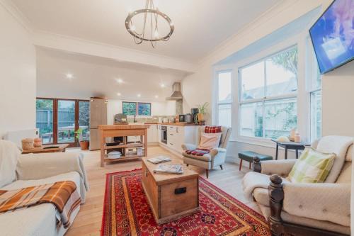 Christchurch City Centre House | Stylish Central Cottage - Modern Heating & Parking