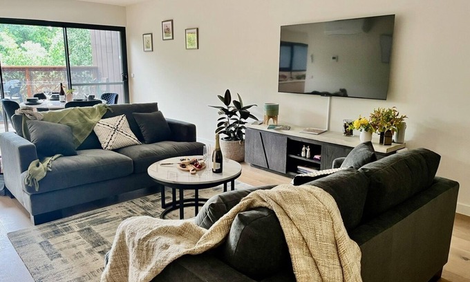 Healesville Apartment | Stylish & Central Healesville Apartment with Leafy Views & Balcony